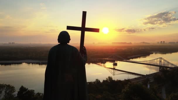 Kiev, Ucrania: Monumento a Vladímir el Grande al amanecer. — Vídeos de Stock