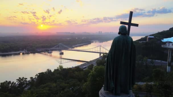 Kiev, Oekraïne: Monument voor Vladimir de Grote bij dageraad in de ochtend. — Stockvideo