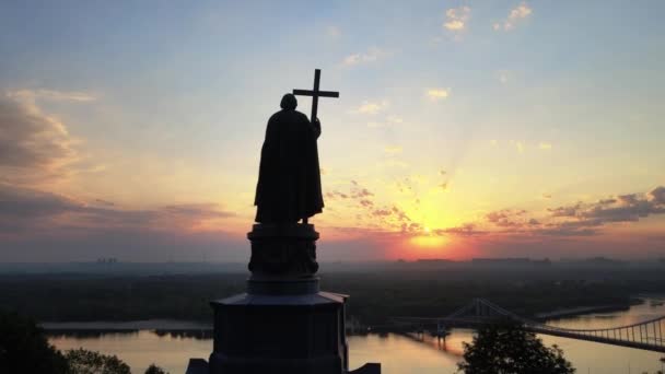 Kiev, Ucrania: Monumento a Vladímir el Grande al amanecer. — Vídeo de stock