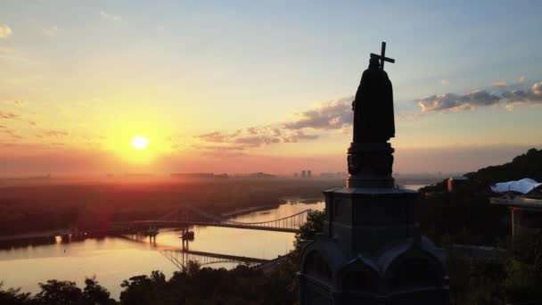 Kiev, Ukraine : Monument à Vladimir le Grand à l'aube du matin. — Video