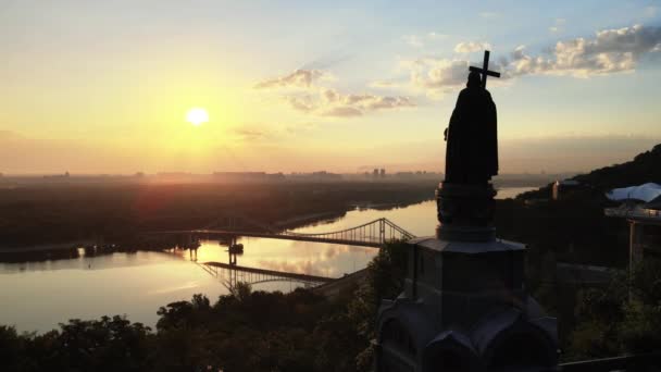 Kiev, Ucrânia: Monumento a Vladimir, o Grande ao amanhecer da manhã. — Vídeo de Stock