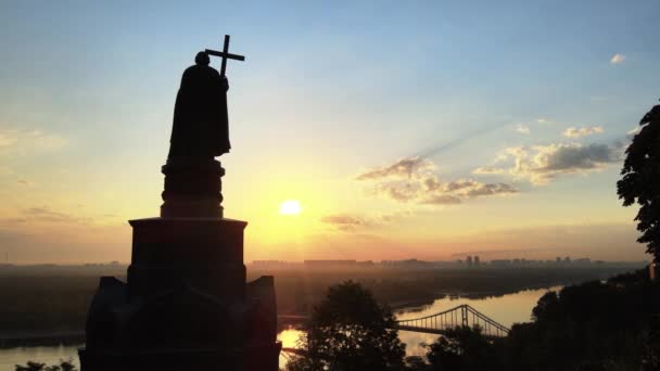 Kyiv, Ukrayna: Şafak vakti Büyük Vladimir anıtı. — Stok video