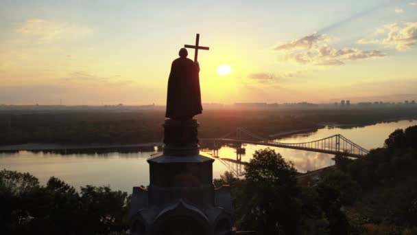 Kiev, Ucraina: Monumento a Vladimir il Grande all'alba del mattino. — Video Stock