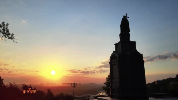 Kiev, Ucraina: Monumento a Vladimir il Grande all'alba del mattino. — Video Stock