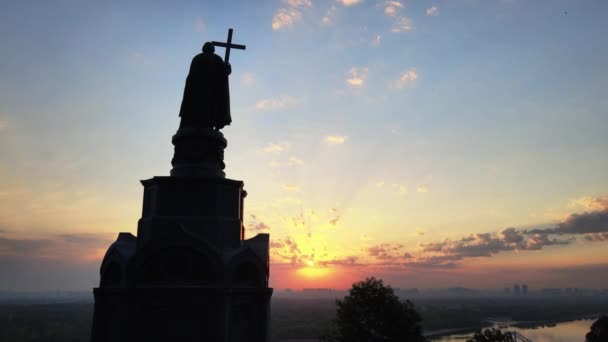 Kyiv, Ukrayna: Şafak vakti Büyük Vladimir anıtı. — Stok video