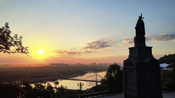 Kiev, Ukraine : Monument à Vladimir le Grand à l'aube du matin. — Video