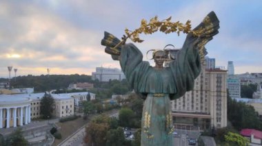 Şafakta Kyiv 'deki Bağımsızlık Meydanı' nda bir anıt. Hava görünümü