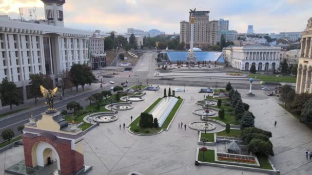 Площа Незалежності вранці. Київ, Україна. Вид з повітря — стокове відео