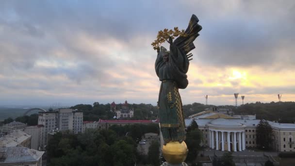 夜明けにキエフの独立広場に記念碑。空中風景 — ストック動画