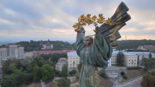 Pomnik na Placu Niepodległości w Kijowie o świcie. Widok z lotu ptaka — Wideo stockowe
