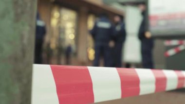 Polis bariyeri: olay yerindeki polis bandı uyarıldı.