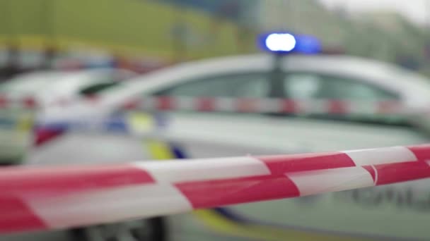 Polizeiabsperrung: Warnband am Tatort. — Stockvideo