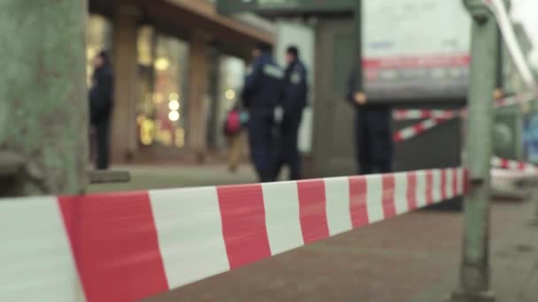 Barreira policial: fita adesiva da polícia no local do crime. — Vídeo de Stock