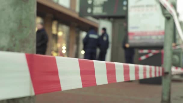 Polizeiabsperrung: Warnband am Tatort. — Stockvideo
