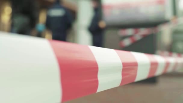 Polizeiabsperrung: Warnband am Tatort. — Stockvideo