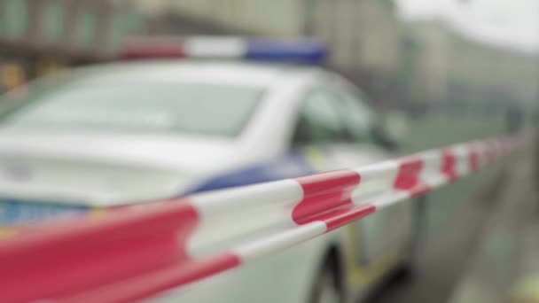 Polizeiabsperrung: Warnband am Tatort. — Stockvideo