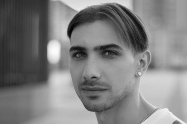 Eşcinsel bir adamın portresi. LGBTQ topluluğunun bir üyesi. Siyah beyaz fotoğraf. BW