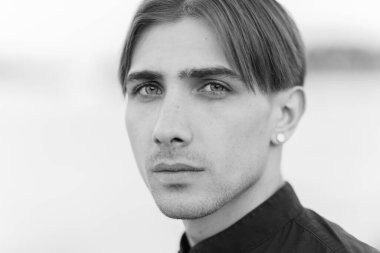 Eşcinsel bir adamın portresi. LGBTQ topluluğunun bir üyesi. Siyah beyaz fotoğraf. BW