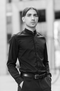 Eşcinsel bir adamın portresi. LGBTQ topluluğunun bir üyesi. Siyah beyaz fotoğraf. BW