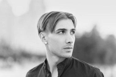 Eşcinsel bir adamın portresi. LGBTQ topluluğunun bir üyesi. Siyah beyaz fotoğraf. BW