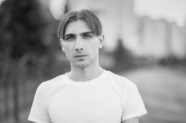 Eşcinsel bir adamın portresi. LGBTQ topluluğunun bir üyesi. Siyah beyaz fotoğraf. BW