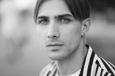 Eşcinsel bir adamın portresi. LGBTQ topluluğunun bir üyesi. Siyah beyaz fotoğraf. BW