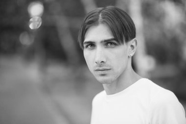 Eşcinsel bir adamın portresi. LGBTQ topluluğunun bir üyesi. Siyah beyaz fotoğraf. BW