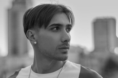 Eşcinsel bir adamın portresi. LGBTQ topluluğunun bir üyesi. Siyah beyaz fotoğraf. BW