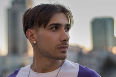 Eşcinsel bir adamın portresi - LGBTQ topluluğunun bir üyesi