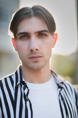 Eşcinsel bir adamın portresi - LGBTQ topluluğunun bir üyesi