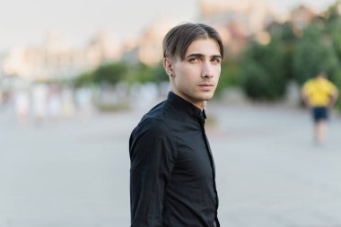 Eşcinsel bir adamın portresi - LGBTQ topluluğunun bir üyesi