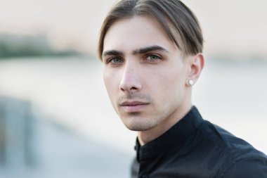Eşcinsel bir adamın portresi - LGBTQ topluluğunun bir üyesi