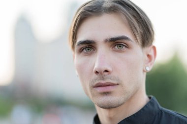Eşcinsel bir adamın portresi - LGBTQ topluluğunun bir üyesi