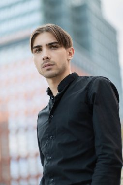 Eşcinsel bir adamın portresi - LGBTQ topluluğunun bir üyesi
