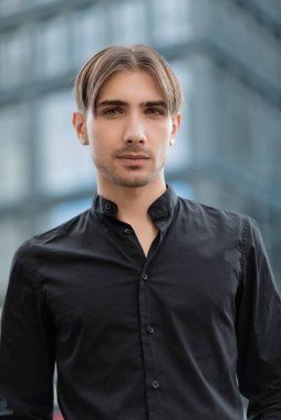 Eşcinsel bir adamın portresi - LGBTQ topluluğunun bir üyesi