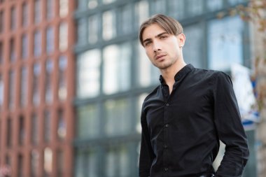 Eşcinsel bir adamın portresi - LGBTQ topluluğunun bir üyesi