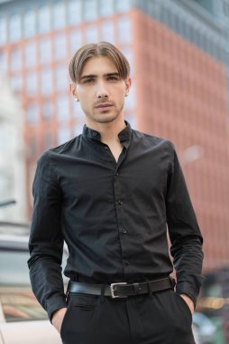 Eşcinsel bir adamın portresi - LGBTQ topluluğunun bir üyesi