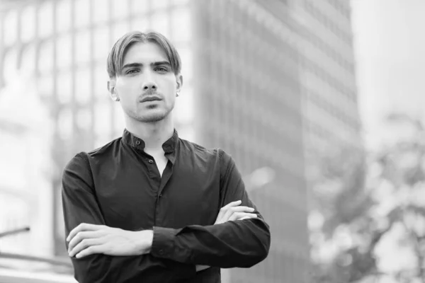 Retrato de um homem gay membro da comunidade LGBTQ. Foto em preto e branco. BW — Fotografia de Stock