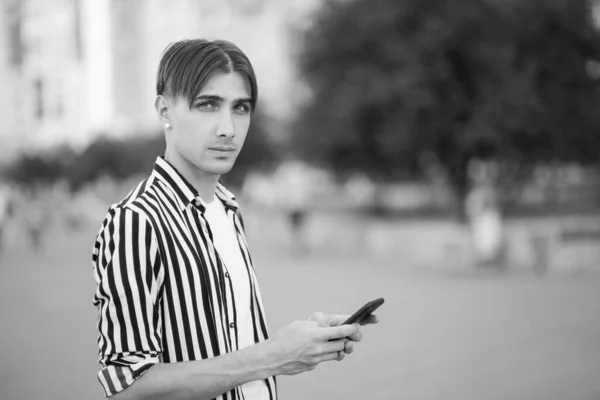 Ritratto di un gay - membro della comunità LGBTQ. Foto in bianco e nero. BW — Foto Stock