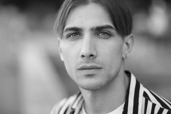 Retrato de um homem gay membro da comunidade LGBTQ. Foto em preto e branco. BW — Fotografia de Stock