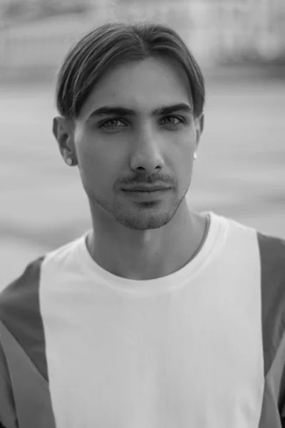 Retrato de um homem gay membro da comunidade LGBTQ. Foto em preto e branco. BW — Fotografia de Stock