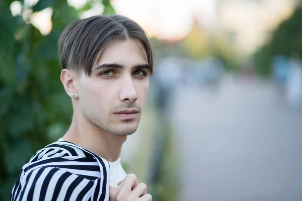 Portret van een homoseksuele man - lid van de LGBTQ gemeenschap — Stockfoto