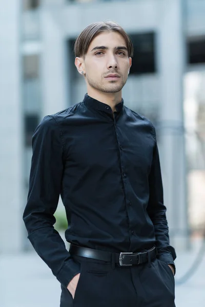 Retrato de um homem gay - membro da comunidade LGBTQ — Fotografia de Stock