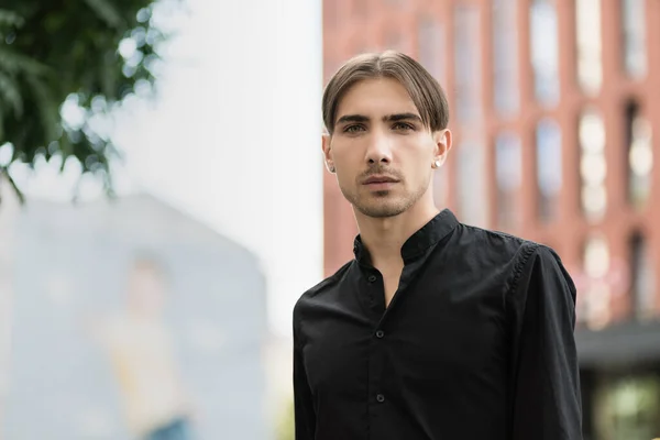 Portret van een homoseksuele man - lid van de LGBTQ gemeenschap — Stockfoto