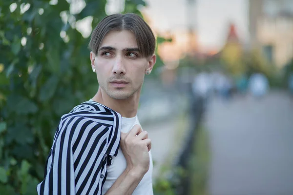 Portret van een homoseksuele man - lid van de LGBTQ gemeenschap — Stockfoto