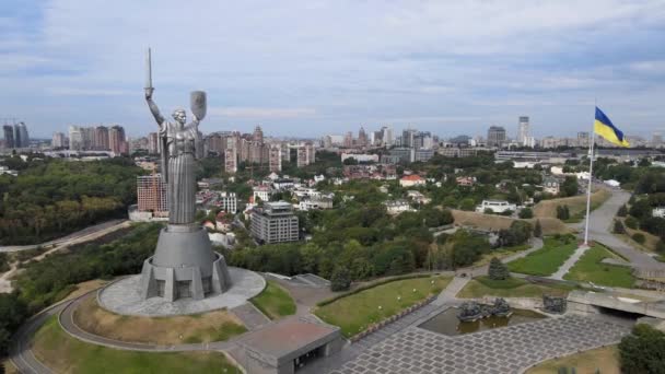 Monumento a la Madre Patria en Kiev, Ucrania durante el día. Vista aérea — Vídeos de Stock