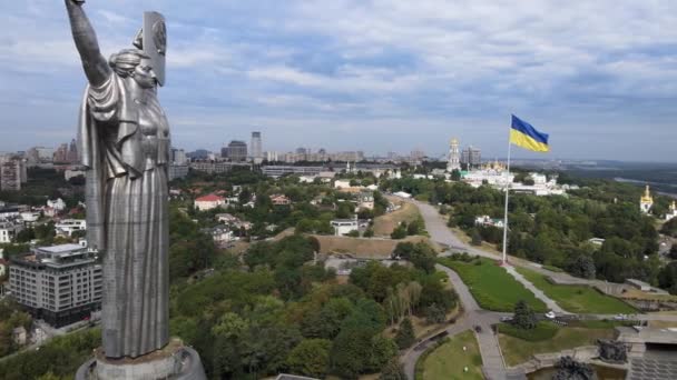 ウクライナのキエフにある祖国記念碑。空中風景 — ストック動画