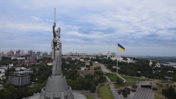 Памятник Родине в Киеве, Украина днем. Вид с воздуха — стоковое видео