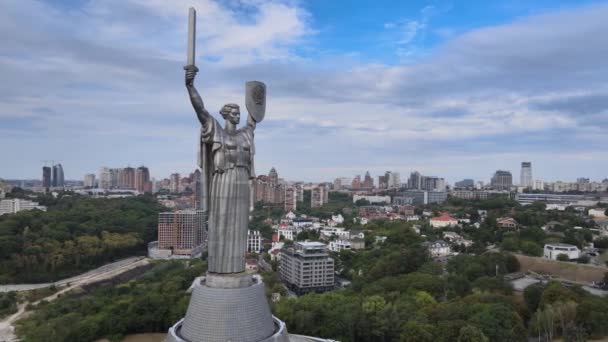 Moederlandmonument in Kiev, Oekraïne overdag. Luchtzicht — Stockvideo