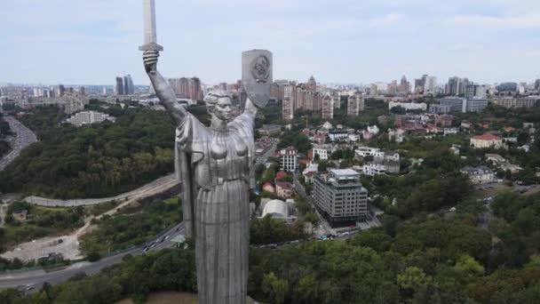 우크라이나, 키예프에 있는 모국 기념물. 공중에서 본 광경 — 비디오